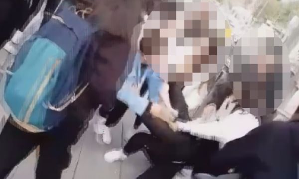 İzmir'de akran zorbalığı kamerada!